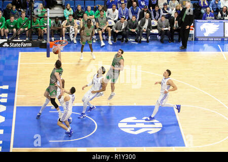 Lexington, Kentucky, USA. 14 Nov, 2018. North Dakota ist Filip Rebraca betrunkene die Kugel während ein NCAA Basketball Spiel zwischen den Kentucky Wildkatzen und der North Dakota Kampf gegen die Falken an der Rupp Arena in Lexington, Kentucky. Kevin Schultz/CSM/Alamy leben Nachrichten Stockfoto