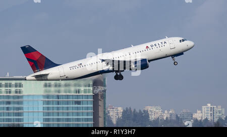 Richmond, British Columbia, Kanada. 14 Nov, 2018. Ein Delta Air Lines Airbus A320-200 (N325) Jetliner zieht aus Vancouver International Airport. Credit: bayne Stanley/ZUMA Draht/Alamy leben Nachrichten Stockfoto