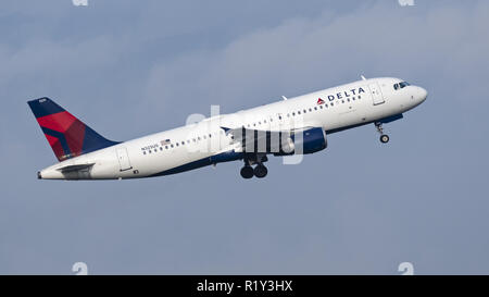 Richmond, British Columbia, Kanada. 14 Nov, 2018. Ein Delta Air Lines Airbus A320-200 (N325) jetliner Airborne nach dem Take-off. Credit: bayne Stanley/ZUMA Draht/Alamy leben Nachrichten Stockfoto