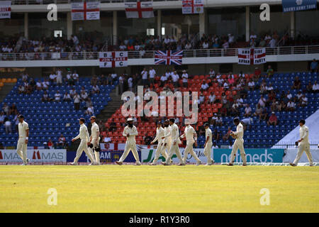 Kandy, Sri Lanka. 15. November 2018, pallekele International Cricket Stadion, Kandy, Sri Lanka; Internationale Test Cricket, zweiter Test, Tag 2, Sri Lanka im Vergleich zu England, England Mannschaft geben Sie die Tonhöhe am Morgen des zweiten Tages Credit: Aktion Plus Sport Bilder/Alamy leben Nachrichten Stockfoto