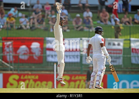 Kandy, Sri Lanka. 15. November 2018, pallekele International Cricket Stadion, Kandy, Sri Lanka; Internationale Test Cricket, zweiter Test, Tag 2, Sri Lanka gegen England; Ben Foakes geht in Berufung für Lbw gegen Dimuth Karunaratne Entscheidung nicht aus Quelle: Aktion Plus Sport Bilder/Alamy leben Nachrichten Stockfoto