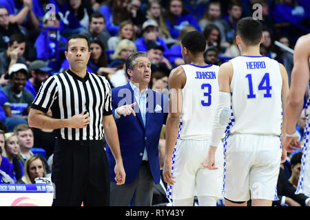 Lexington, Kentucky, USA. November 14, Kentucky Kopf 2018 Trainer John Calipari spricht mit seinem Team während der NCAA Men's College Basketball Spiel zwischen der Universität von North Dakota kämpfenden Falken und Kentucky Wildkatzen in der Rupp Arena in Lexington, KY. Kentucky gewonnen 96-58. Foto von Russell Hons/CSM Credit: Cal Sport Media/Alamy leben Nachrichten Stockfoto