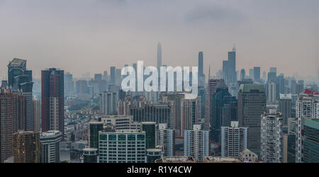 (181115) - Peking, November 15, 2018 (Xinhua) - dieses Foto am 26 April, 2018 zeigt eine hoch aufragende Skyline von Shenzhen in der Provinz Guangdong im Süden Chinas. Nach Angaben des Nationalen Amtes für Statistik (NBS), Haus Preise in den großen chinesischen Städten ausgestellt blieb im Oktober stabil wie lokale Regierungen feste Eigenschaft Vorschriften fortgesetzt. Auf ein als im Vormonat, neues Haus Preise in China die vier ersten Stufe Städte - Peking, Shanghai, Shenzhen und Guangzhou - Flachbild wurden mit den vorherigen Monat. Neues Haus Preise in der zweiten Stufe Städte stiegen langsamer als im Vormonat, während t Stockfoto