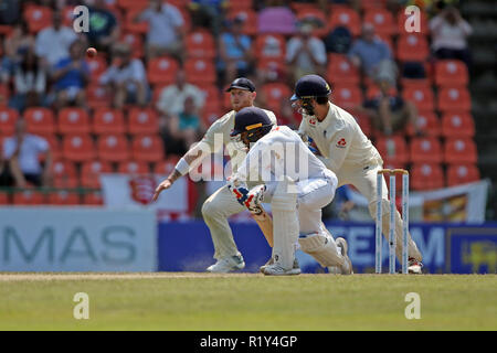 Kandy, Sri Lanka. 15. November 2018, pallekele International Cricket Stadion, Kandy, Sri Lanka; Internationale Test Cricket, zweiter Test, Tag 2, Sri Lanka gegen England; Dhananjaya de Silva Kanten die Kugel kurz von Ben schürt zu fallen als Ben Foakes auf Kredit: Aktion Plus Sport Bilder/Alamy Leben Nachrichten schaut Stockfoto