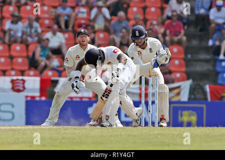 Kandy, Sri Lanka. 15. November 2018, pallekele International Cricket Stadion, Kandy, Sri Lanka; Internationale Test Cricket, zweiter Test, Tag 2, Sri Lanka gegen England; Angelo Mathews den Ball während Ben Foakes nimmt die Kaution, die stümpfe Credit: Aktion Plus Sport Bilder/Alamy leben Nachrichten Stockfoto