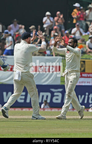 Kandy, Sri Lanka. 15. November 2018, pallekele International Cricket Stadion, Kandy, Sri Lanka; Internationale Test Cricket, zweiter Test, Tag 2, Sri Lanka gegen England; Ben schürt und Adil Rashid feiern, nachdem Ben Foakes Fänge Angelo Mathews Credit: Aktion Plus Sport Bilder/Alamy leben Nachrichten Stockfoto