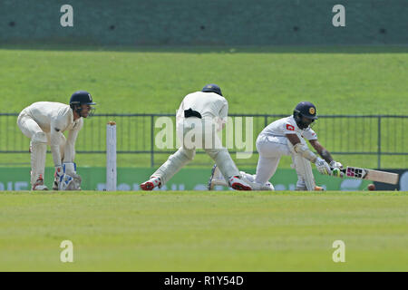 Kandy, Sri Lanka. 15. November 2018, pallekele International Cricket Stadion, Kandy, Sri Lanka; Internationale Test Cricket, zweiter Test, Tag 2, Sri Lanka gegen England; Dickwella spielt eine rückwärts zu fegen die Grenze vier Durchläufe Credit: Aktion Plus Sport Bilder/Alamy Leben Nachrichten zu machen Stockfoto