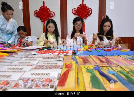 Peking, China. 23 Mär, 2018. Foto am 23. März 2018 zeigt das Handwerk Ausstellung während des Lancang-Mekong Zusammenarbeit (LMC) Woche in Vientiane, Laos. Credit: Liu Ailun/Xinhua/Alamy leben Nachrichten Stockfoto