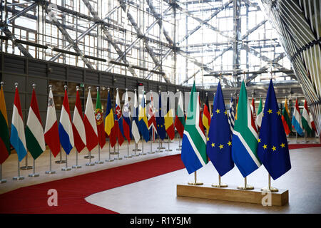 Brüssel, Belgien. 15. November 2018. Fahnen von Südafrika und Flaggen der Europäischen Union stehen in Büros des Europäischen Rates. Stockfoto