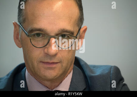 Potsdam, Deutschland. 15 Nov, 2018. Heiko Maas (SPD), Außenminister, schaut auf der Runde Tisch, an dem Hasso Plattner Institut in Potsdam am Ende des Bundeskabinetts Rückzug. Das Bundeskabinett will die Weichen für die digitale Zukunft Deutschlands auf der Konferenz zu setzen. Foto: Ralf Hirschberger/dpa/Alamy leben Nachrichten Stockfoto