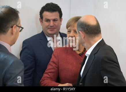 Potsdam, Deutschland. 15 Nov, 2018. Heiko Maas (SPD, l-r), Außenminister, Hubertus Heil (SPD), Minister für Arbeit, Angela Merkel (CDU), Bundeskanzler, und Olaf Scholz (SPD), Minister für Finanzen, treffen sich am Hasso Plattner Institut in Potsdam am Ende des Bundeskabinetts Rückzug. Das Bundeskabinett will die Weichen für die digitale Zukunft Deutschlands auf der Konferenz zu setzen. Foto: Ralf Hirschberger/dpa/Alamy leben Nachrichten Stockfoto