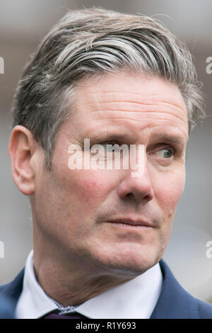 London, Großbritannien. 15. November 2018. Labour MP, Keir Starmer, Schatten Staatssekretär für die Europäische Union gibt seine Reaktion auf die Medien die folloewing Brexit Entwurf eines Abkommens von Premierminister Theresa May, die durch ihr Kabinett Minister nach einem Marathon 5 Stunde treffen in der Downing Street Credit: Amer ghazzal/Alamy Leben Nachrichten gebilligt wurde, Stockfoto