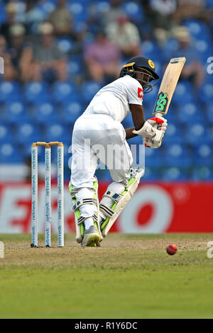 Kandy, Sri Lanka. 15. November 2018, pallekele International Cricket Stadion, Kandy, Sri Lanka; Internationale Test Cricket, zweiter Test, Tag 2, Sri Lanka gegen England; Akila Dananjaya schlägt die Kugel aus seine Beine für einen Lauf der Credit: Aktion Plus Sport Bilder/Alamy leben Nachrichten Stockfoto