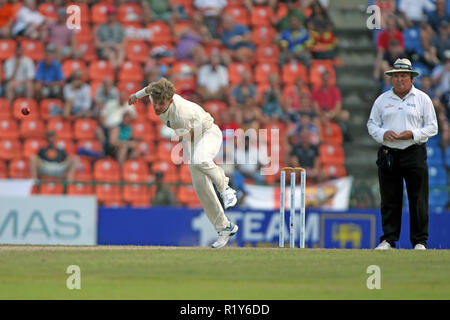 Kandy, Sri Lanka. 15. November 2018, pallekele International Cricket Stadion, Kandy, Sri Lanka; Internationale Test Cricket, zweiter Test, Tag 2, Sri Lanka gegen England; Sam Curran Schalen zu Akila Dananjaya Credit: Aktion Plus Sport Bilder/Alamy leben Nachrichten Stockfoto