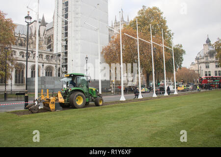 London, Großbritannien. 15. November 2018. Gärtner nacharbeiten Parliament Square mit einem neuen Rasen wie das alte Gras getragen hatte sich durch ein trockener heißer Sommer Credit: Amer ghazzal/Alamy leben Nachrichten Stockfoto