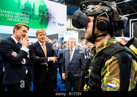 Ahoy Rotterdam, Niederlande. 15 Nov, 2018. König Willem-Alexander der Niederlande besucht die 30. Konferenz der holländischen Verteidigung und Sicherheit Industrie in Ahoy Rotterdam, Niederlande, 15. November 2018. Quelle: Patrick Van Katwijk/|/dpa/Alamy leben Nachrichten Stockfoto