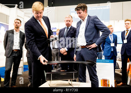 Ahoy Rotterdam, Niederlande. 15 Nov, 2018. König Willem-Alexander der Niederlande besucht die 30. Konferenz der holländischen Verteidigung und Sicherheit Industrie in Ahoy Rotterdam, Niederlande, 15. November 2018. Quelle: Patrick Van Katwijk/|/dpa/Alamy leben Nachrichten Stockfoto