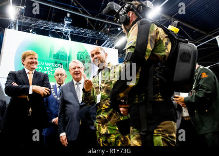 Ahoy Rotterdam, Niederlande. 15 Nov, 2018. König Willem-Alexander der Niederlande besucht die 30. Konferenz der holländischen Verteidigung und Sicherheit Industrie in Ahoy Rotterdam, Niederlande, 15. November 2018. Quelle: Patrick Van Katwijk/|/dpa/Alamy leben Nachrichten Stockfoto