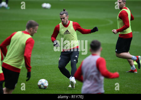 Cardiff, Wales, UK. 15. Nov 2018. Gareth Bale von Wales Wales in Aktion während der Fußball-Gruppe Ausbildung an der Cardiff City Stadium in Cardiff, South Wales am Donnerstag, den 15. November 2018. Das Team bereitet sich auf ihre UEFA Nationen Liga Match gegen Dänemark morgen. pic von Andrew Obstgarten/Alamy leben Nachrichten Stockfoto