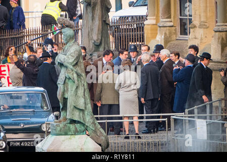 Aberystwyth, Wales, Großbritannien, 15. November 2018. Cast und Crew am Set der preisgekrönten Serie "Die Krone", das Filmen der Szene der Ankunft von Prinz Charles in Aberystwyth University 1969 am Vorabend seiner Investitur als Prinz von Wales später dieses Jahr in Caernarfon Castle. Schauspieler Josh O'Connor, der Rolle des Prinzen in Reihe drei und vier, ist am besten für seine Darstellung von Johnny Saxby im Film Gottes eigenes Land, für die er einen British Independent Film Award als Bester Darsteller gewann bekannt. Credit: Keith Morris/Alamy leben Nachrichten Stockfoto