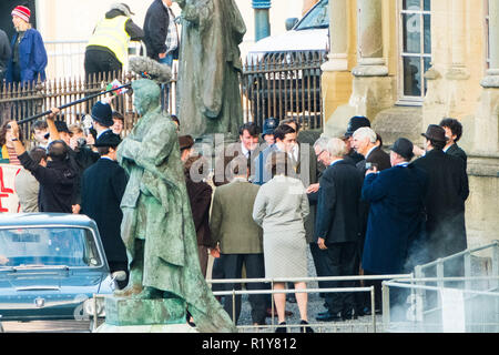 Aberystwyth, Wales, Großbritannien, 15. November 2018. Cast und Crew am Set der preisgekrönten Serie "Die Krone", das Filmen der Szene der Ankunft von Prinz Charles in Aberystwyth University 1969 am Vorabend seiner Investitur als Prinz von Wales später dieses Jahr in Caernarfon Castle. Schauspieler Josh O'Connor, der Rolle des Prinzen in Reihe drei und vier, ist am besten für seine Darstellung von Johnny Saxby im Film Gottes eigenes Land, für die er einen British Independent Film Award als Bester Darsteller gewann bekannt. Credit: Keith Morris/Alamy leben Nachrichten Stockfoto