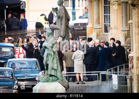 Aberystwyth, Wales, Großbritannien, 15. November 2018. Cast und Crew am Set der preisgekrönten Serie "Die Krone", das Filmen der Szene der Ankunft von Prinz Charles in Aberystwyth University 1969 am Vorabend seiner Investitur als Prinz von Wales später dieses Jahr in Caernarfon Castle. Schauspieler Josh O'Connor, der Rolle des Prinzen in Reihe drei und vier, ist am besten für seine Darstellung von Johnny Saxby im Film Gottes eigenes Land, für die er einen British Independent Film Award als Bester Darsteller gewann bekannt. Credit: Keith Morris/Alamy leben Nachrichten Stockfoto