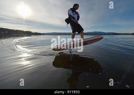 Tschechische surfer Petr Benes reitet seine elektrischen foilboard (Tragflügelboot, Efoil, Folien, paddleboard) am Stausee Lipno, Tschechien, 15. November 2018. (CTK Photo/Vaclav Pancer) Stockfoto