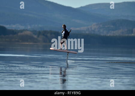 Tschechische surfer Petr Benes reitet seine elektrischen foilboard (Tragflügelboot, Efoil, Folien, paddleboard) am Stausee Lipno, Tschechien, 15. November 2018. (CTK Photo/Vaclav Pancer) Stockfoto