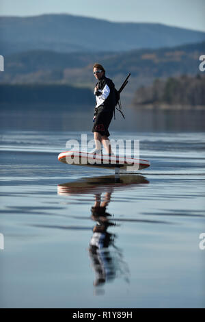 Tschechische surfer Petr Benes reitet seine elektrischen foilboard (Tragflügelboot, Efoil, Folien, paddleboard) am Stausee Lipno, Tschechien, 15. November 2018. (CTK Photo/Vaclav Pancer) Stockfoto