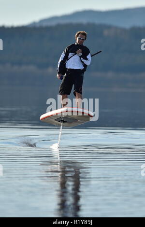 Tschechische surfer Petr Benes reitet seine elektrischen foilboard (Tragflügelboot, Efoil, Folien, paddleboard) am Stausee Lipno, Tschechien, 15. November 2018. (CTK Photo/Vaclav Pancer) Stockfoto