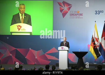 (181115) - Singapur, November 15, 2018 (Xinhua) - der Premierminister von Singapur, Lee Hsien Loong spricht bei der Abschlussfeier des 33 Verband Südostasiatischer Nationen (ASEAN) Gipfel und die damit verbundenen Treffen in Singapur, am November 15, 2018. Die ASEAN-Staaten zu dem Schluss ihrer 33. Gipfel hier am Donnerstag mit einer Bürgschaft im Zuge der wirtschaftlichen Integration zu bleiben. (Xinhua / Dann Chih Wey) Stockfoto