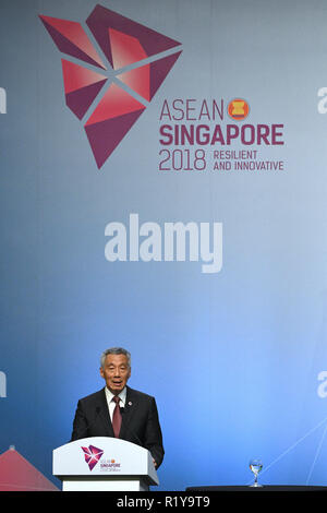 (181115) - Singapur, November 15, 2018 (Xinhua) - der Premierminister von Singapur, Lee Hsien Loong spricht bei der Abschlussfeier des 33 Verband Südostasiatischer Nationen (ASEAN) Gipfel und die damit verbundenen Treffen in Singapur, am November 15, 2018. Die ASEAN-Staaten zu dem Schluss ihrer 33. Gipfel hier am Donnerstag mit einer Bürgschaft im Zuge der wirtschaftlichen Integration zu bleiben. (Xinhua / Dann Chih Wey) Stockfoto