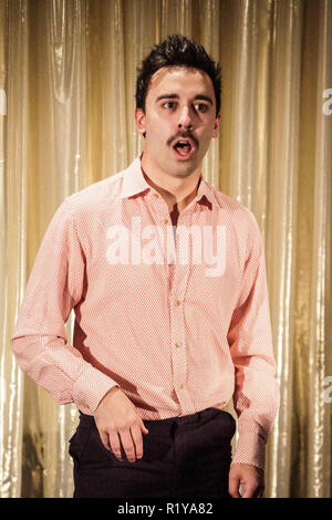 London, Großbritannien. 15. November 2018. Sie drücken Sie die Taste Anruf für eine Kop in Soho, Simon's Brutto nur Erwachsene Pantomime. Angus Duisthagen. Cast Photocall für Simon's Showbiz Brutto Erwachsene nur Pantomime, ein junger Mann in Soho, in Karma Sanctum Hotel, Warwick St, London, vom 14. bis 23. Dezember 2018. Simon Brutto als Lady Abanazer, Angus Duisthanger als Wishy, Ellie Makewell als Jazmin, Erin Arken wie Aladdin, Campbell Gallagher als Witwe Twanky, © Peter Hogan/Alamy leben Nachrichten Stockfoto