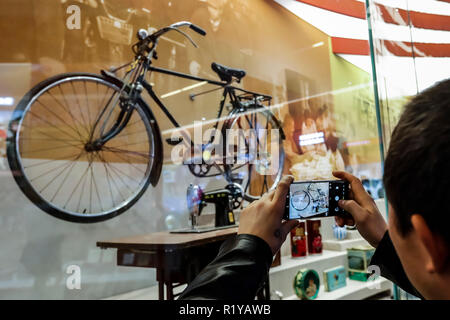 (181115) - Peking, November 15, 2018 (Xinhua) - ein Besucher nimmt Bilder einer alten Fahrrad und Nähmaschine angezeigt bei einer großen Ausstellung zum 40-jährigen Jubiläum von Chinas Reform und Öffnung zu gedenken am Nationalmuseum in Peking, der Hauptstadt von China, November 15, 2018. Vintage Objekte sind in der Ausstellung, die hier am Dienstag geöffnet um zu zeigen Besucher die Geschichte, Erfolge und Erfahrungen von Chinas Reform und Öffnung angezeigt. (Xinhua / Shen Bohan) (lmm) Stockfoto