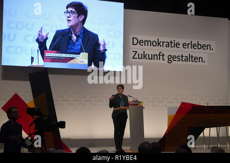 15. November 2018, Schleswig-Holstein, Lübeck: Erste CDU-Regionalkonferenz mit den Kandidaten für den CDU-Vorsitz: CDU-Generalsekretär Annegret Kramp-Karrenbauer steht am Rednerpult. Die regionale Konferenz ist die erste von acht bundesweiten Treffen dieser Art. Foto: Carsten Rehder/dpa Stockfoto