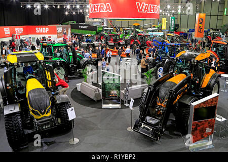 Helsinki, Finnland - 15. November 2018: Agco Finnland präsentiert Valtra Traktoren auf MaatalousKonemessut landwirtschaftliche Messe in Helsinki, Finnland. Allgemeine Ansicht. Credit: Taina Sohlman/Alamy leben Nachrichten Stockfoto