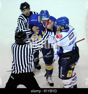 Liberec, Tschechische Republik. 18 Apr, 2009. Euro Hockey Tour, Finnland vs Schweden Republik, 4:5, 18. April 2009, Liberec, CZ. Schiedsrichter versuchen Finnlands Topi Jaakola (R) und dem Schweden Christian Berglund während der Euro Hockey Tour Eishockeymatch in Liberec am 18. April 2009 zu trennen./PSPA/Credit: Slavek Slavek Ruta Ruta/ZUMA Draht/Alamy leben Nachrichten Stockfoto