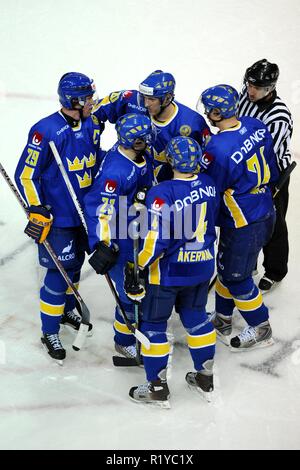 Liberec, Tschechische Republik. 18 Apr, 2009. Euro Hockey Tour, Finnland vs Schweden Republik, 4:5, 18. April 2009, Liberec, CZ. Das Team von Schweden Feiern nach dem Sieg über Finnland während der Euro Hockey Tour Eishockeymatch in Liberec am 18. April 2009./PSPA/Credit: Slavek Slavek Ruta Ruta/ZUMA Draht/Alamy leben Nachrichten Stockfoto