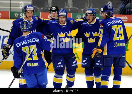 Liberec, Tschechische Republik. 18 Apr, 2009. Euro Hockey Tour, Finnland vs Schweden Republik, 4:5, 18. April 2009, Liberec, CZ. Das Team von Schweden Feiern nach dem Sieg über Finnland während der Euro Hockey Tour Eishockeymatch in Liberec am 18. April 2009./PSPA/Credit: Slavek Slavek Ruta Ruta/ZUMA Draht/Alamy leben Nachrichten Stockfoto