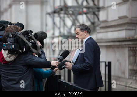 London, Großbritannien. 15. November 2018. Die Rt Hon Julian Smith MP, Chief Whip Parlamentarischer Staatssekretär des Finanzministeriums, im Gespräch mit der Presse heute Morgen in Whitehall, verlassen zu Fuß von Downing Street 10. Credit: Joe Kuis/Alamy leben Nachrichten Stockfoto