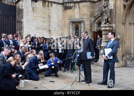 London, Großbritannien. 15 Nov, 2018. Jakob Rees-Mogg (2. R), ein Mitglied des britischen Parlaments und Vorsitzender der European Research Group, spricht mit den Medien außerhalb des Houses of Parliament in London, Großbritannien, am November 15, 2018. Brexit - Unterstützung der konservative Abgeordnete Jakob Rees-Mogg gesucht, um eine Nicht-Vertrauensfrage über Entwurf eines Abkommens der britische Premierminister Theresa's kann der Europäischen Union (EU) im März 2019 verlassen. Credit: Stephen Chung/Xinhua/Alamy leben Nachrichten Stockfoto