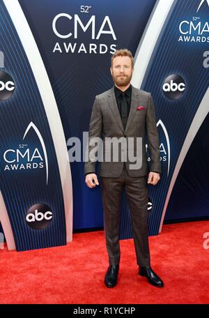 Nashville, TN, USA. 14 Nov, 2018. Dierks Bentley bei Ankunft auf der 52. jährlichen CMA Awards - Ankünfte, Bridgestone, Arena, Nashville, TN 14. November 2018. Credit: Derek Sturm/Everett Collection/Alamy leben Nachrichten Stockfoto