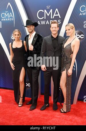 Nashville, TN, USA. 14 Nov, 2018. Florida Georgia Line, Brian Kelley, Tyler Hubbard in der Ankunftshalle auf der 52. jährlichen CMA Awards - Ankünfte, Bridgestone, Arena, Nashville, TN 14. November 2018. Credit: Derek Sturm/Everett Collection/Alamy leben Nachrichten Stockfoto