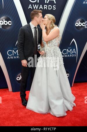 Nashville, TN, USA. 14 Nov, 2018. Lauren Alaina in der Ankunftshalle auf der 52. jährlichen CMA Awards - Ankünfte, Bridgestone, Arena, Nashville, TN 14. November 2018. Credit: Derek Sturm/Everett Collection/Alamy leben Nachrichten Stockfoto