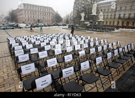 Leere Stühle mit beigefügten Blatt mit Namen der ukrainischen politischen Gefangenen in Russland, sind bei der symbolischen Leistung als 'freien Stühle auf der St. Michael's Square in Kiew gesehen. Die Kundgebung richtet Regisseur Oleg Sentsov und anderen ukrainischen politischen Gefangenen in Russland, der Krim und der Konfliktzone der Osten der Ukraine zu unterstützen. Ein leerer Stuhl symbolisiert ein Autor, der sich nicht auf ein bestimmtes Ereignis in der Haft, Haft, verschwinden, lebensbedrohliche oder Tötung vorhanden sein können. Stockfoto