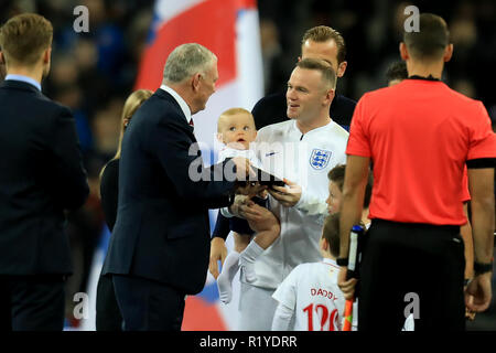 Wembley Stadion, London, UK. 15 Nov, 2018. Wayne Rooney Foundation International Fußball-freundlich, England gegenüber den Vereinigten Staaten von Amerika; Wayne Rooney von England wird vorgestellt mit einem Life Time Achievement Award von FA Vorsitzende Greg Clarke Credit: Aktion plus Sport/Alamy leben Nachrichten Stockfoto