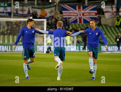 Aviva Stadium, Dublin, Irland. 15 Nov, 2018. Internationaler Fußball-freundlich, Republik Irland gegen Nordirland; Allgemeine Ansicht von Nordirland Spieler Craig Cathcart, Liam Boyce und Jonny Evans im Warm up Credit: Aktion plus Sport/Alamy leben Nachrichten Stockfoto