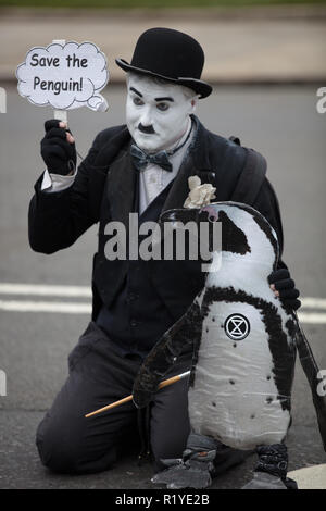 London, Großbritannien. 15. November 2018. Imitator von Charlie Chaplin Erstellen eines Comic Protest von Speichern der Pinguin außerhalb des Haus des Parlaments, London, UK. Credit: Joe Kuis/Alamy leben Nachrichten Stockfoto