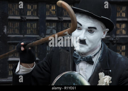 London, Großbritannien. 15. November 2018. Imitator von Charlie Chaplin Erstellen eines Comic Protest von Speichern der Pinguin außerhalb des Haus des Parlaments, London, UK. Credit: Joe Kuis/Alamy leben Nachrichten Stockfoto