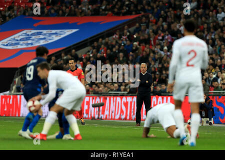 ; 15. November 2018, Wembley Stadion, London, England; Wayne Rooney Foundation International Fußball freundlich , England und Vereinigte Staaten von Amerika ; Vereinigte Staaten von Amerika Interim Manager Dave Sarachan Uhren im technischen Bereich spielen Stockfoto